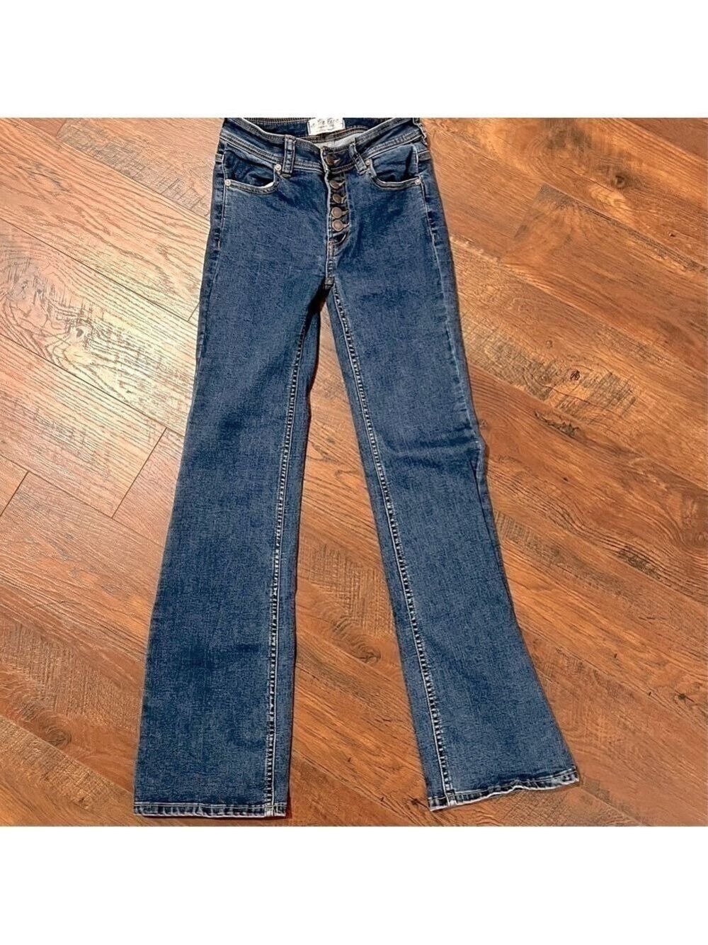 WE THE FREE button up blue jeans. Size 25